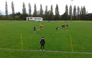 13 Oct :U7/U8 : exercice de conduite de balle avec petit pont sur la haie et tir au but!
Sacha à l'exercice !